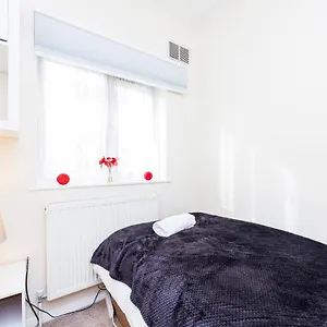 3 Bedroom House W Parking Close To Shops Apartment