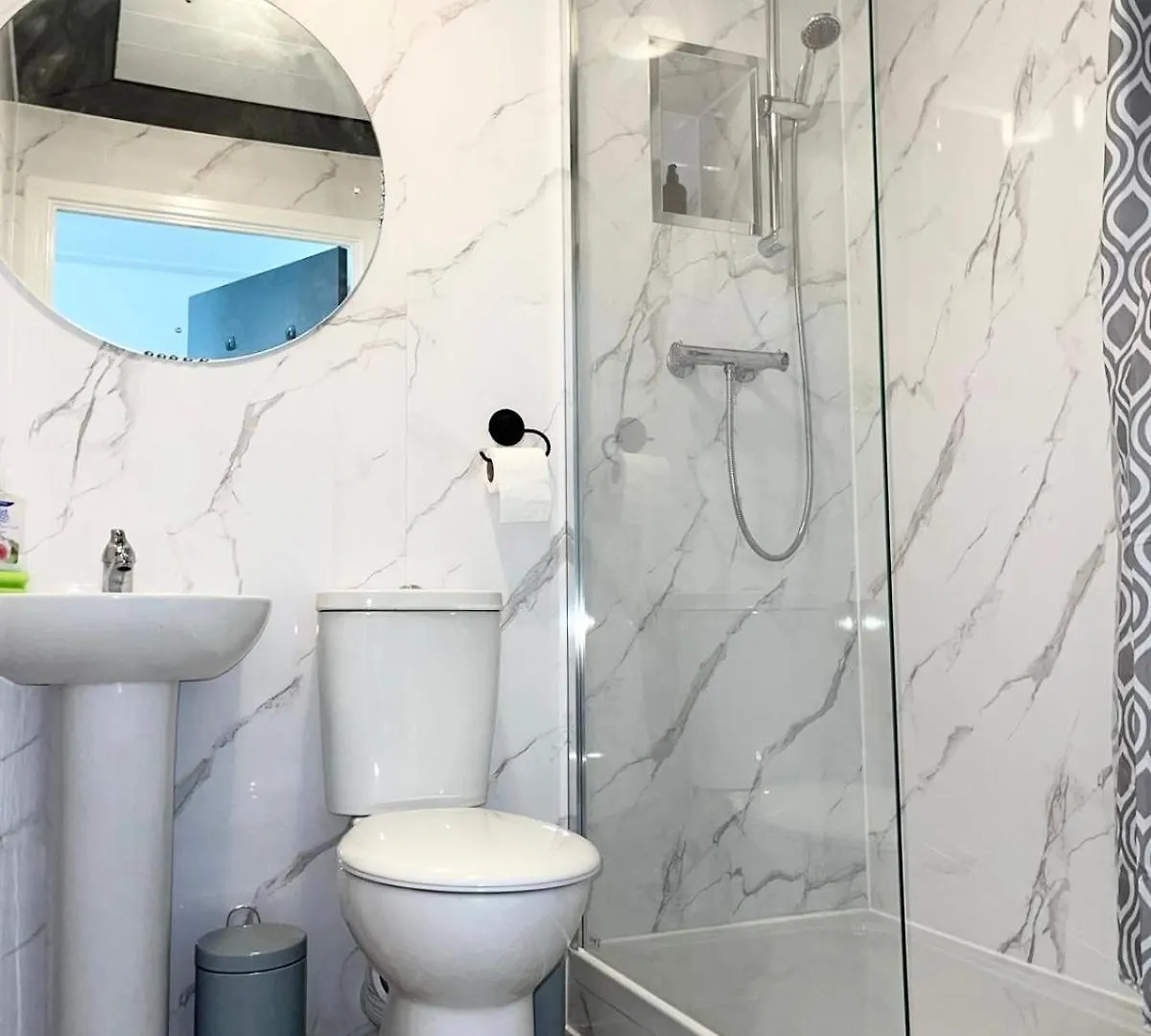 Crescent Apartment - Two Bedroom Goodmayes 0*,  United Kingdom