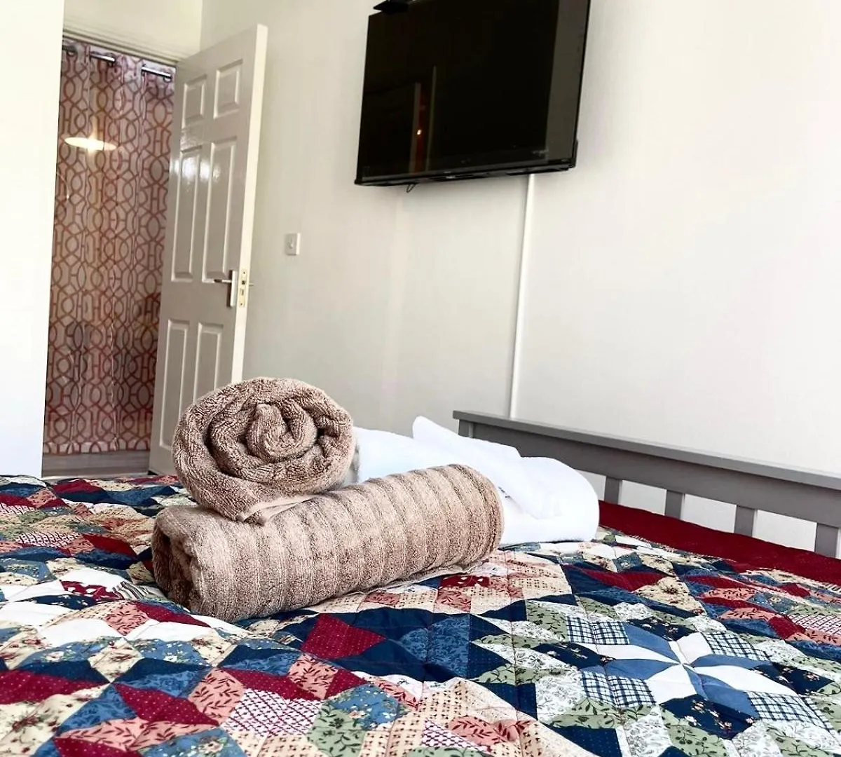 Crescent Apartment - Two Bedroom Goodmayes 0*,
